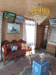 Houseboat New Retreet