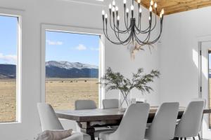 Luxury Off-Grid Cabin with Stargazing Deck & Views