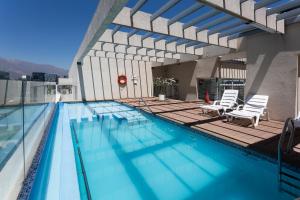 Depto a pasos del Parque Arauco con Piscina y Aire Acondicionado