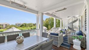 118 Charleston - IOP Beachhouse by AvantStay