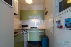 452 - Appartement T2 vue mer, à 50m de la plage.