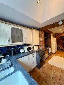 Historic 3-Bed Cottage with Garden in Hursley