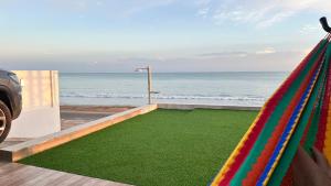 De frente para o mar com a comodidade de acesso as 5 suites climatizadas todas no Terreo