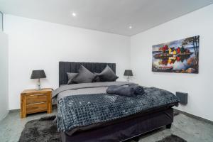 Hout Bay Gem - Elise Way