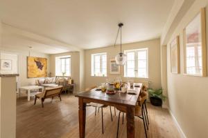 Bright Stay for Two Near Metro & City Sights