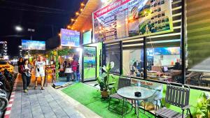 west water hostle vang vieng