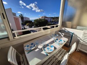 Appartement vue mer dans grand domaine avec piscine.