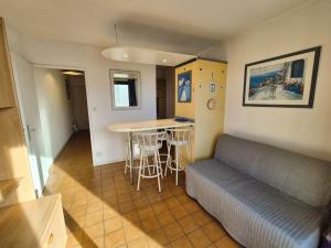 Appartement vue mer dans grand domaine avec piscine.