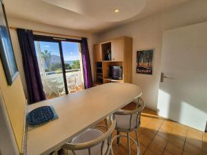 Appartement vue mer dans grand domaine avec piscine.