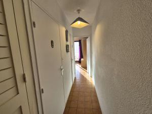 Appartement vue mer dans grand domaine avec piscine.