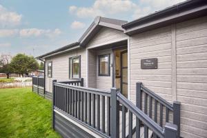 The Waterhole Lodge with Hot Tub