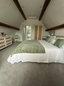 Charming Cotswold stone cottage with garden