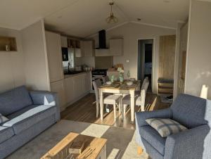Modern 6 Berth Caravan With Decking At Suffolk Sands Ref 45004F