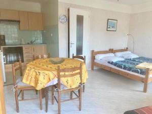 Charmant Studio avec Terrasse, Parking et Wifi - Proche Cure et Centre Ville - FR-1-703-74