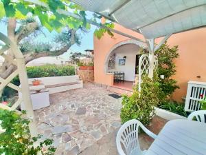 Apartment 5 beds with fenced garden in Marinella just 300 mt from the beach