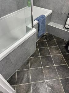 Merseyside cosy 2 bed townhouse sleeps 5