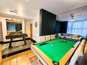 Luxe Retreat - Steps from Stadium - Pool Table, Ping Pong, Football Table