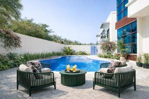 Massive LuxXo Family & Friends Villa with Terraces, Private Parking, Pool & Quick Access to Dubai Mall