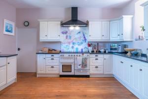 Greenhill Cottage Sea Views with Thatched Charm