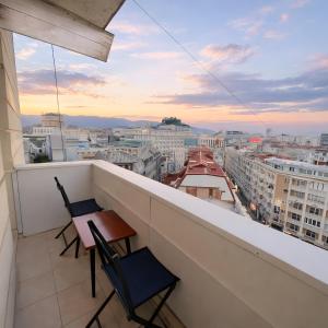 Above the City, walk everywhere - 2BR, 2 Baths
