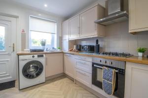 The Bridge- 3 Bedrooms in Coatbridge with Driveway