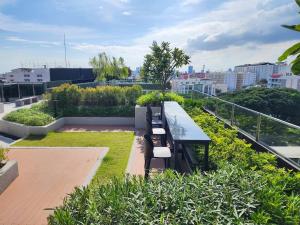 Quiet apartment with pool close to MRT station