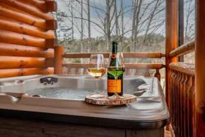 Dollywood Retreat Heated Pool Close to Parkway