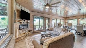 Wanderer by AvantStay Sleeps 34 A Custom Smokies Cabin