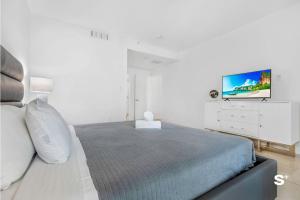 Modern 2-BD Condo in Midtown Miami Pool & Gym