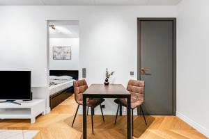 Elegant Luxury Apartment with Balcony