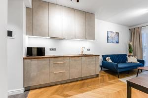 Elegant Luxury Apartment with Balcony