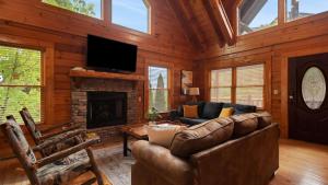 Summit View Way by AvantStay Resort Cabin w Hot Tub Pool Table Deck Views