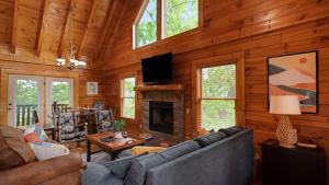 Summit View Way by AvantStay Resort Cabin w Hot Tub Pool Table Deck Views