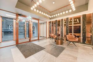 Elegant Luxury Apartment with Balcony