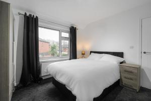 Month Stays Central 3 Bedroom House by Brookland Stays Serviced Accommodation & Short Lets in Bolton with Free Parking