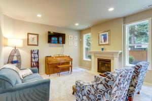Gateway to Greater Seattle! Spacious, Modern Home