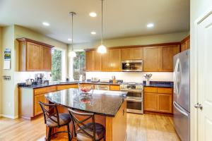 Gateway to Greater Seattle! Spacious, Modern Home