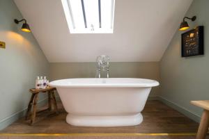 The Bottle & Glass Inn - Deluxe Room - Room 3