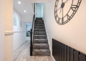 Spacious 5 Bedroom House Close to Swansea Stadium