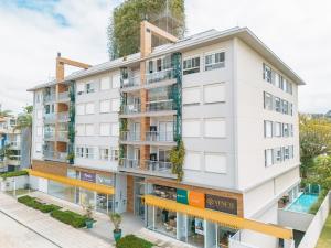 Apê White|Jurerê|3 suítes|2 carros|230m do mar