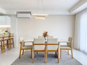 Apê White|Jurerê|3 suítes|2 carros|230m do mar