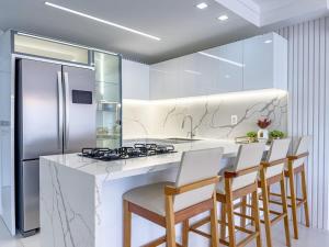 Apê White|Jurerê|3 suítes|2 carros|230m do mar