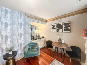 Apartmint - Grand Queen Village Retreat in Philladelphia