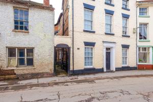 Charming Grade II Listed Apartment, Sleeps 4 in Shropshire