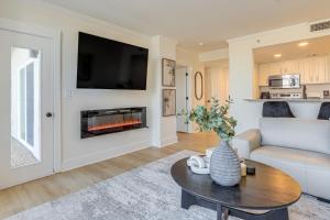 Balcony and Community Perks Modern Atlanta Condo!