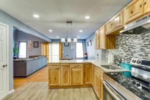 Family Getaway with Deck Near Tobyhanna State Park