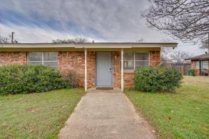 Arlington Sports & UTA Hub: Private Yard, 2BR1B