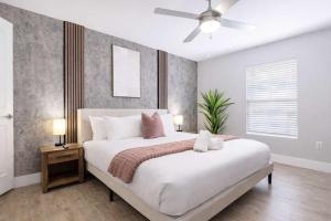 South Tampa Modern 2BR Retreat Pool Gym & Walkable Location