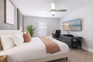 South Tampa Modern 2BR Retreat Pool Gym & Walkable Location