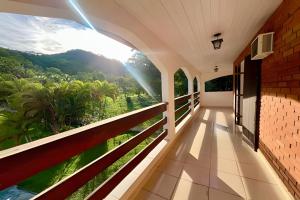 Refúgio na natureza com piscina e churrasqueira